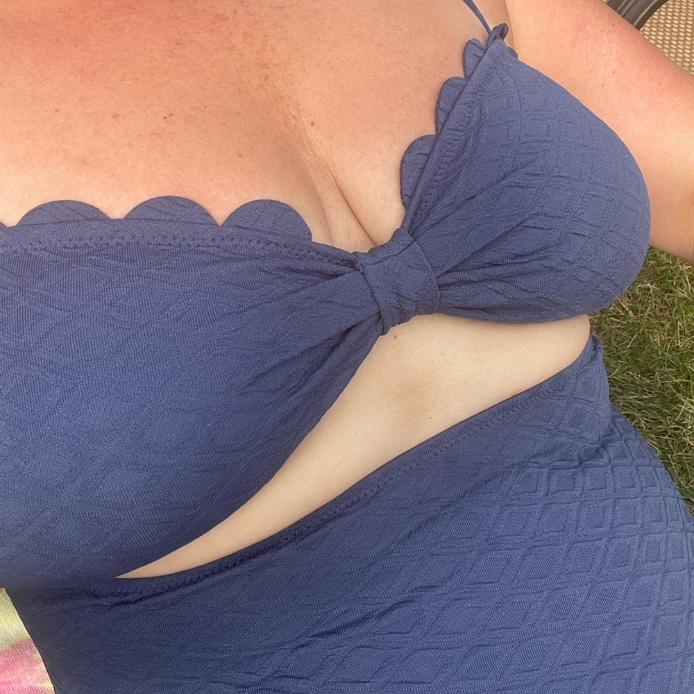 ☀️SCALLOPED KNOT CUT OUT SWIMSUIT - Picture 12 of 12